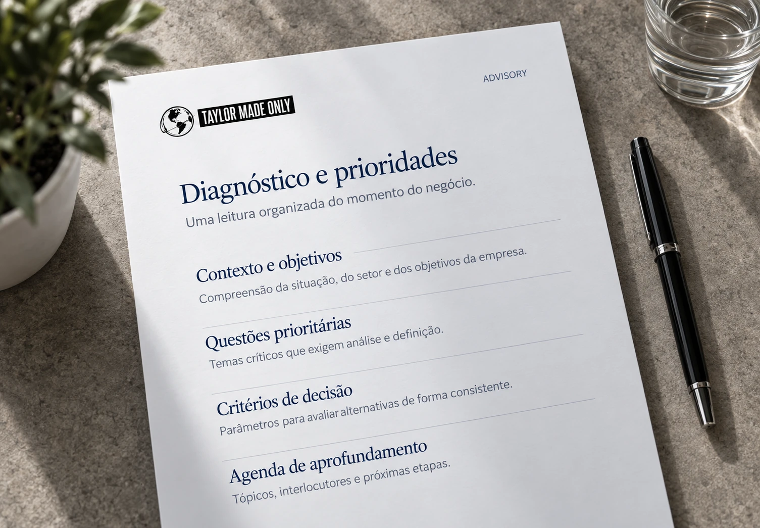 Exemplo ilustrativo do material de diagnóstico e prioridades, sobre uma mesa.