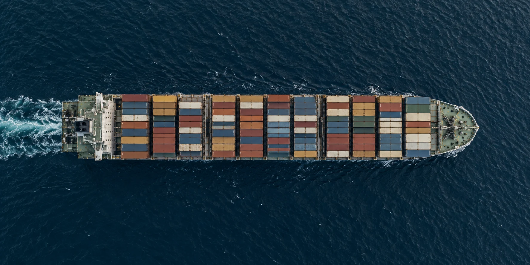 Vista aérea de um navio porta-contêineres em águas abertas — imagem ilustrativa.