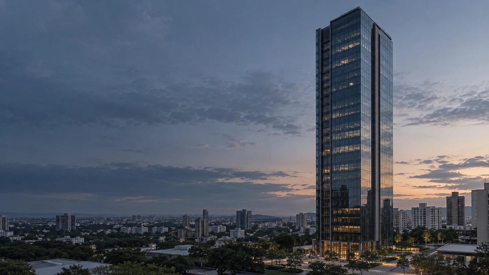 Torre de vidro na paisagem urbana ao entardecer — imagem ilustrativa